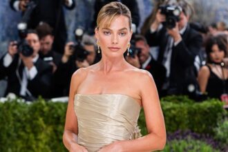 Margot Robbie turns heads in blue bikini on set of new 'Ocean's Eleven' prequel