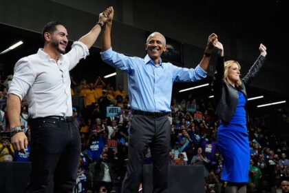 Obama cozies up to Dem Party's socialist wing as former president makes surprising midterm moves